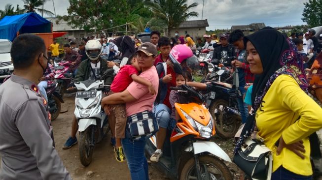 Pengunjung Pantai Kerangmas Membludak, Polisi Perintahkan Putar Balik Kendaraan