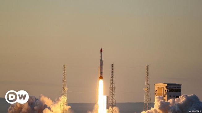 Iran Luncurkan Roket Bawa Tiga Perangkat Penelitian ke Luar Angkasa