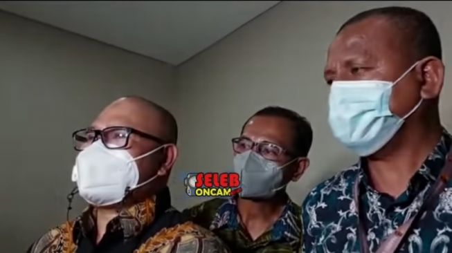 Kuasa hukum Doddy Sudrajat, Djamaludin Koedoeboen bertemu penyidik di Mabes Polri, Jakarta, Jumat (31/12/2021). [YouTube/Seleb Oncom News]