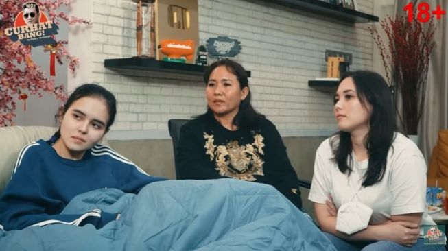 Laura Anna, avec sa mère, Ameilia Edelenyi et sa soeur, Greta Iren sur le podcast Denny Sumargo.