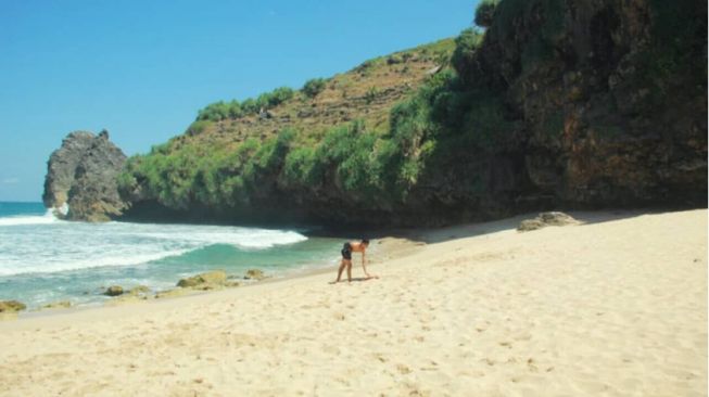 Serunya Berpetualang ke Pantai Ngrawah, Surga Tersembunyi di Gunungkidul