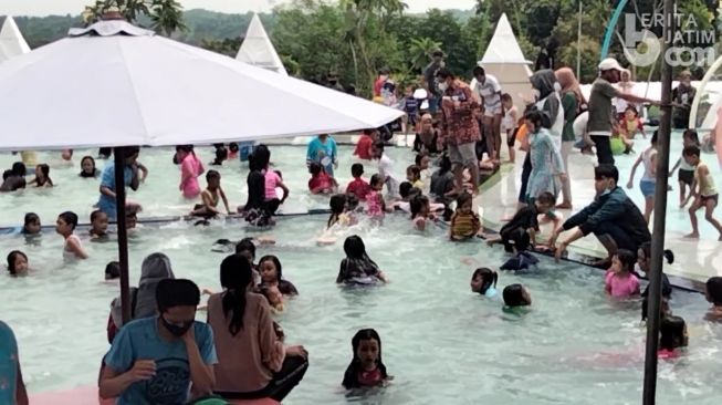 Prokes Ketat, Hari Pertama Tahun Baru Wisata di Mojokerto Ini Dijejali Pengunjung