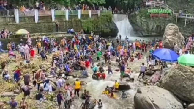 Lautan Manusia di Green Canyon Karawang Sambut Tahun Baru, Warganet: Corona Omicron Nih