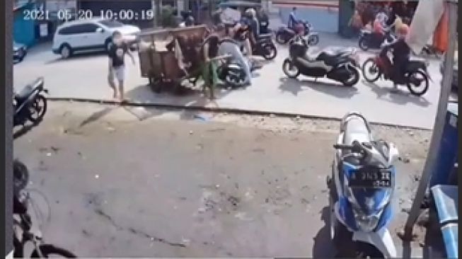 Viral Video Detik-detik Penarik Gerobak Tertabrak Motor hingga Jungkir Balik