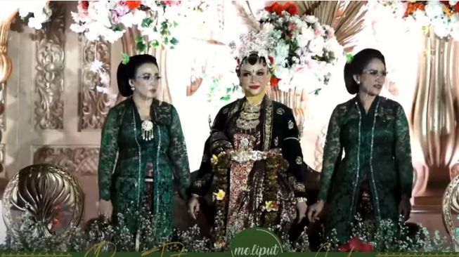 detail make up dan kebaya Roro Fitria. [Youtube/me Liput]