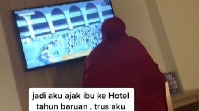 Viral Aksi Ibu Ini Saat Lihat Ka'bah di Televisi Bikin Nangis. (TikTok)