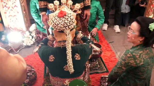 detail make up dan kebaya Roro Fitria. [Youtube/me Liput]