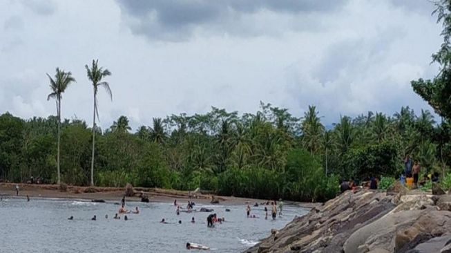 Libur Tahun Baru, Warga Pilih Berwisata di Pantai Baluk Rening
