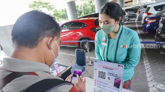 Penumpang mendaftar untuk Rapid Tes Antigen di Stasiun Gambir, Jakarta Pusat, Sabtu (1/1/2022). [Suara.com/Alfian Winanto]