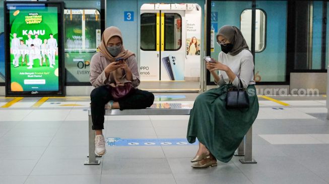 Warga menunggu moda transportasi MRT Jakarta di Stasiun Bundaran HI, Jakarta Pusat, Sabtu (1/1/2022). [Suara.com/Alfian Winanto]