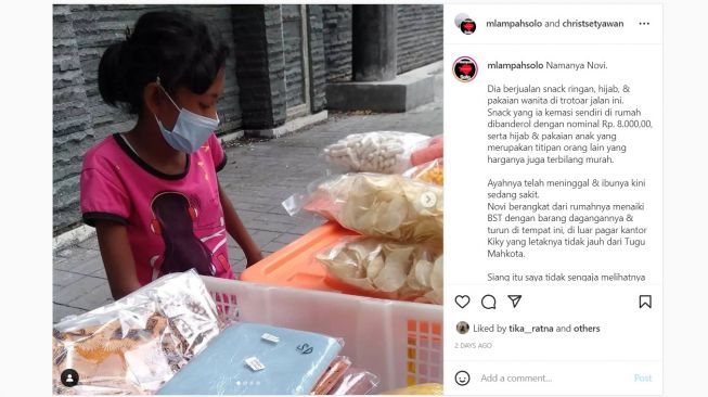 Seorang bocah yatim harus bekerja keras mencari pundi-pundi rupiah di Kota Solo menuai perhatian publik. Alasan bocah yatim ini  berjualan di trotoar tersebut lantaran ia harus menggantikan sosok ibu yang sedang terbaring sakit. [Instagram]