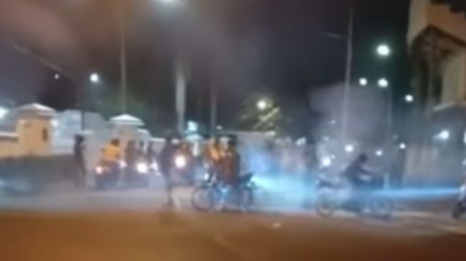 Sekelompok Orang Gerung-Gerung Knalpot Bising di Depan Kantor Bupati Karawang