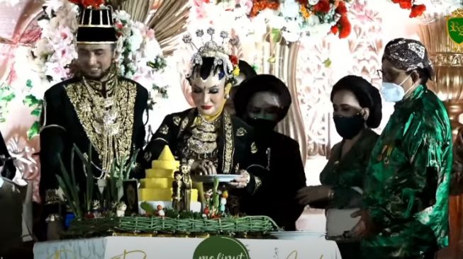 detail make up dan kebaya Roro Fitria. [Youtube/me Liput]
