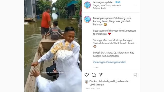 Viral Pasangan Pengantin Naik Perahu di Tengah Banjir di Lamongan
