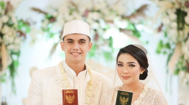 Gaya keren Nadeo Argawinata. (Dok. Instagram)