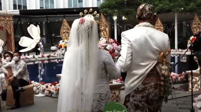 detail make up dan kebaya Roro Fitria. [Youtube/me Liput]