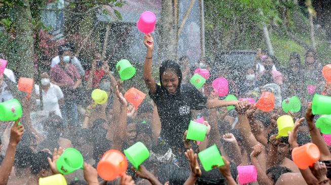 Sejumlah warga saling menyiramkan air saat Tradisi Perang Air dalam rangkaian Festival Air Suwat di Desa Suwat, Gianyar, Bali, Sabtu (1/1/2022).  ANTARA FOTO/Fikri Yusuf
