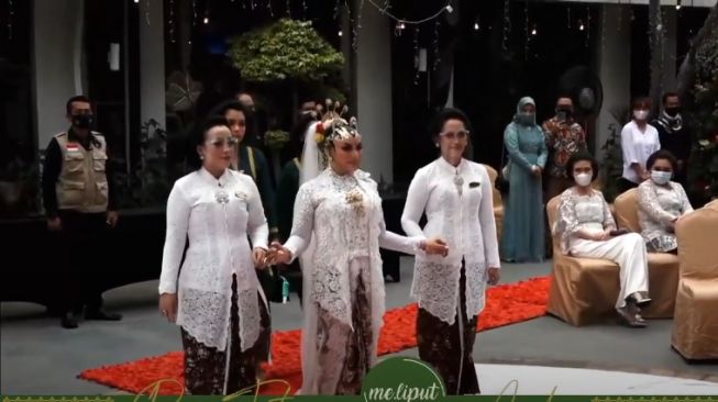 detail make up dan kebaya Roro Fitria. [Youtube/me Liput]