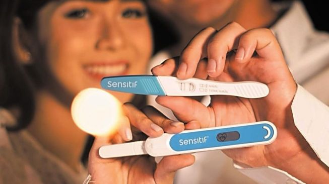 Gilang Dirga dan Adiezty Fersa mengumumkan kehamilan di malam tahun baru 2022. [Instagram]