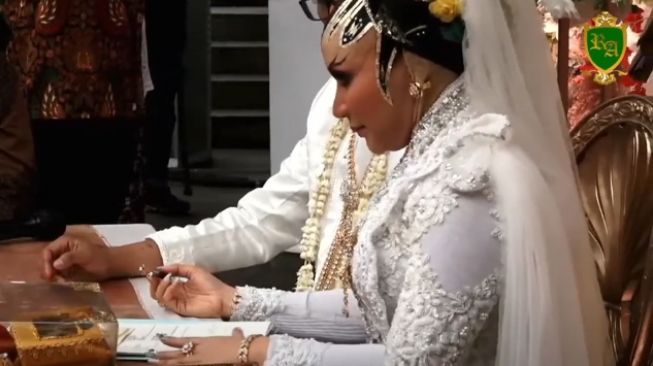 detail make up dan kebaya Roro Fitria. [Youtube/me Liput]