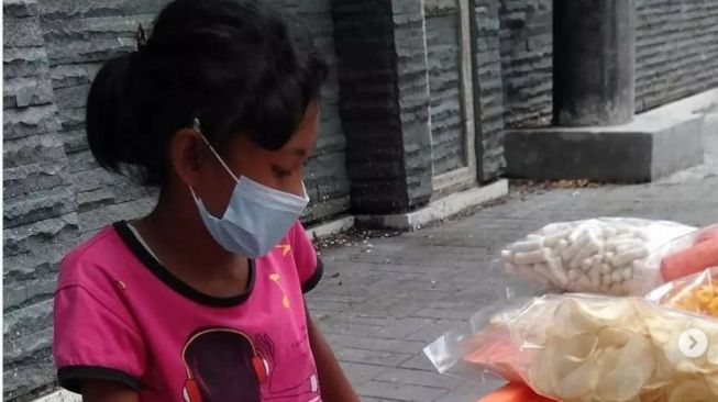 Menyedihkan! Demi Obati Ibunya yang Sakit, Bocah Yatim di Solo ini Rela Jualan Makanan