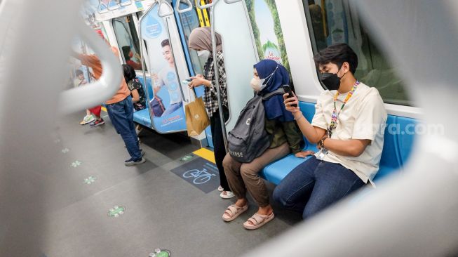 Warga menggunakan moda transportasi MRT Jakarta di Stasiun Bundaran HI, Jakarta Pusat, Sabtu (1/1/2022). [Suara.com/Alfian Winanto]