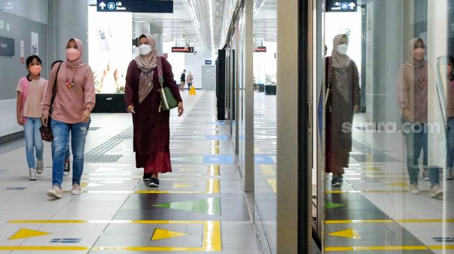 Warga menunggu moda transportasi MRT Jakarta di Stasiun Bundaran HI, Jakarta Pusat, Sabtu (1/1/2022). [Suara.com/Alfian Winanto]