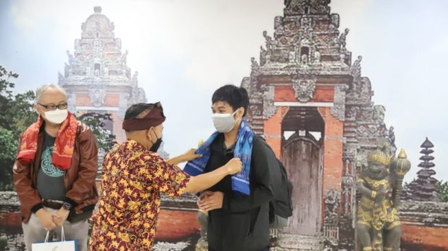 Pengguna Jasa di Bandara Ngurah Rai Bali yang Datang Terakhir di 2021 Dapat Sambutan
