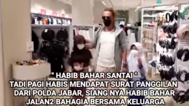 Tangkapan layar Habib Bahar bin Smith jalan-jalan di mal bersama keluarganya. [Tangkapan Layar]