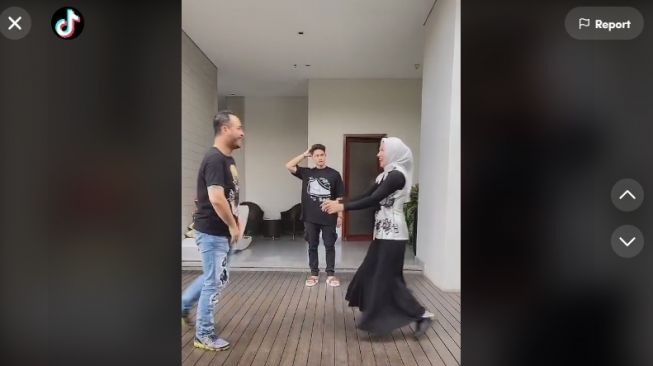 Kedekatan Ferry Irawan dan Athalla Naufal. (Instagram/@athallanaufal7)