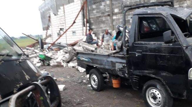 Puting beliung di Sidoarjo [Foto: Suarajatimpost]