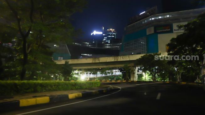 Suasana sepi saat malam pergantian tahun di Kawasan Semanggi, Jakarta Pusat, Sabtu (1/1/2022). [Suara.com/Alfian Winanto]