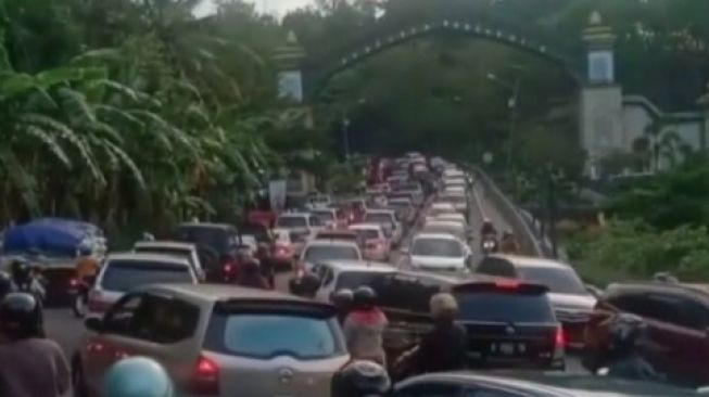 Kemacetan parah menuju kawasan Gunungkidul, tepatnya di gerbang masuk Gunungkidul, Sabtu (1/1/2022). [Kontributor / Julianto]