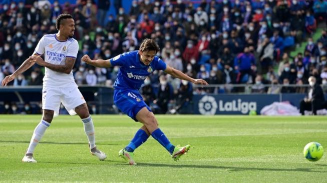 Penyerang Getafe Enes Unal (kanan) sesaat sebelum mencetak gol ke gawang Real Madrid dalam pertandingan Liga Spanyol pada 2 Januari 2022. [ANTARA/AFP/JAVIER SORIANO]