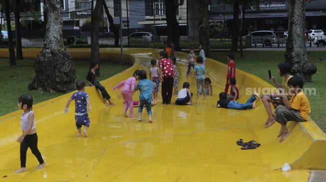 Sejumlah anak bermain di Taman Puring, Jakarta, Minggu (2/1/2022). [Suara.com/Angga Budhiyanto]