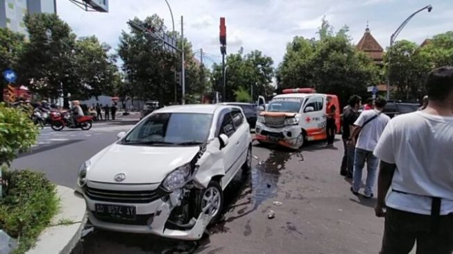 Ambulans Bawa Pasien Tabrakan dengan Mobil di Solo, Ini Kronologi Lengkapnya