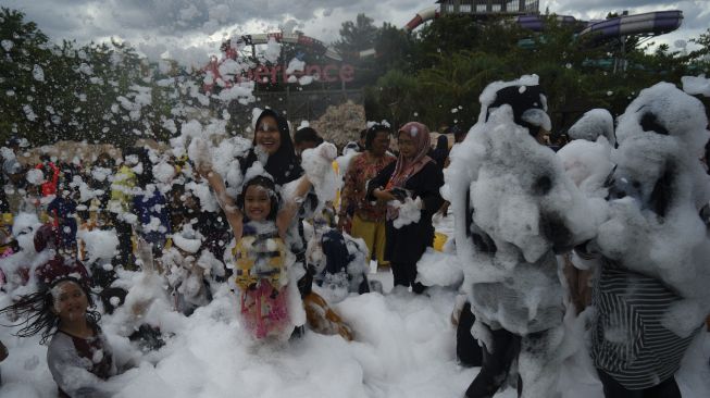 Pengunjung bermain "bubble foam" di Jogja Bay Water Park, Sleman, D.I Yogyakarta, Sabtu (1/1/2022). [ANTARA FOTO/Andreas Fitri Atmoko]