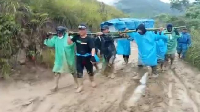 Viral Warga Tandu Jenazah Sejauh 30 Km Lewati Jalan Berlumpur Di Luwu Utara