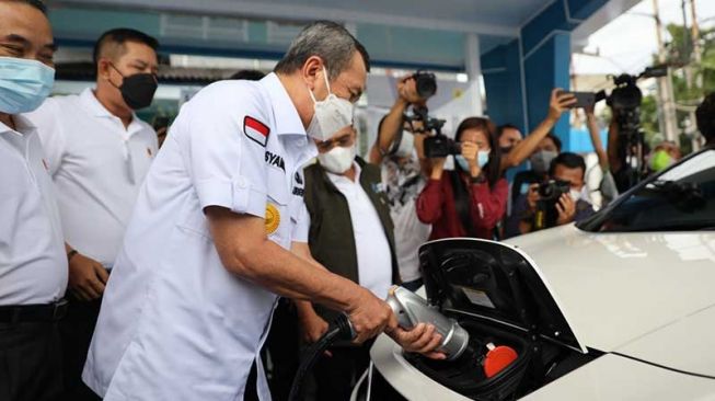 Syamsuar Resmikan Stasiun Pengisian Kendaraan Listrik Umum Pertama di Riau