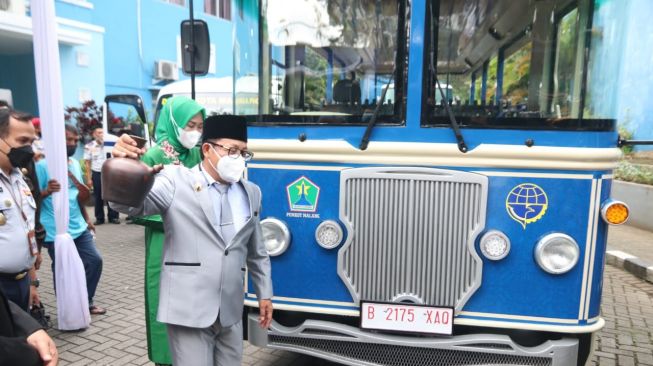 Wali Kota Malang Sutiaji meresmikan satu unit bus Macito yang didesain dengan ornamen khas sejarah Malang. [Humas Pemkot Malang]