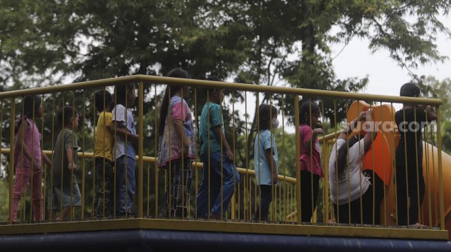 Sejumlah anak bermain di Taman Puring, Jakarta, Minggu (2/1/2022). [Suara.com/Angga Budhiyanto]