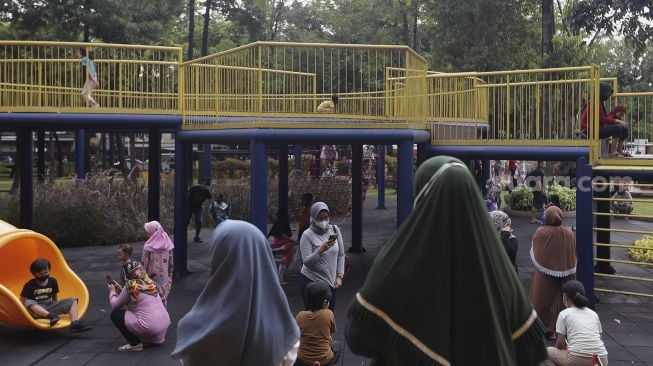 Sejumlah anak bermain di Taman Puring, Jakarta, Minggu (2/1/2022). [Suara.com/Angga Budhiyanto]