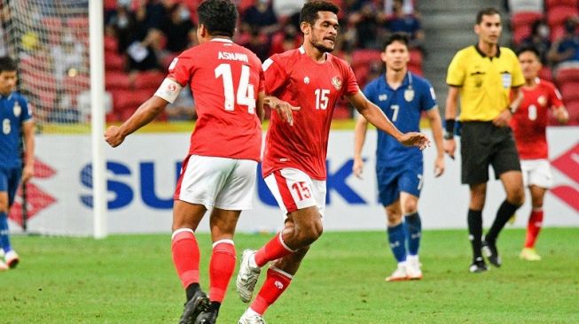 Pesepakbola Timnas Indonesia, Ricky Kambuaya (kanan) berselebrasi dengan rekannya, Asnawi Mangkualam usai membobol gawang Timnas Thailand dalam pertandingan final Piala AFF 2020 di National Stadium Singapura, Sabtu (1/1/2022) malam WIB. [ANTARA FOTO/Flona Hakim]