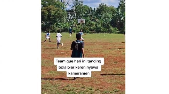 Sewa Fotografer Biar Keren Pas Main Bola, Tapi Malah Dibuat Insecure Sama Tim Lawan