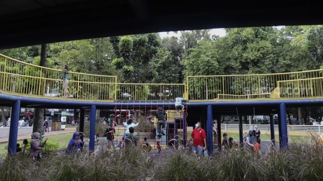 Sejumlah anak bermain di Taman Puring, Jakarta, Minggu (2/1/2022). [Suara.com/Angga Budhiyanto]