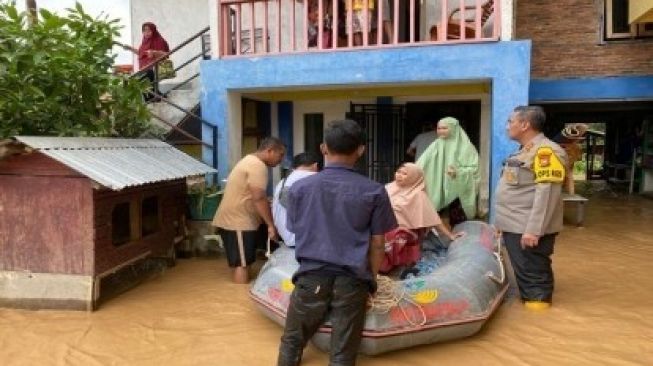 Banjir Rokan Hulu, Ibu Muda Hendak Melahirkan Dievakuasi Pakai Perahu Karet
