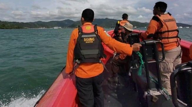Diduga Jatuh ke Perairan Merak saat Mancing, ABK KMP Suki 2 Masih dalam Pencarian