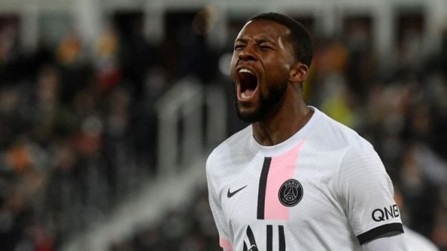 Gelandang Paris Saint-Germain asal Belanda, Georginio Wijnaldum, saat pertandingan Liga Prancis antara PSG dan RC Lens di Stade Bollaert-Delelis di Lens, Prancis, 4 Desember 2021. (AFP/FRANCOIS LO PRESTI)