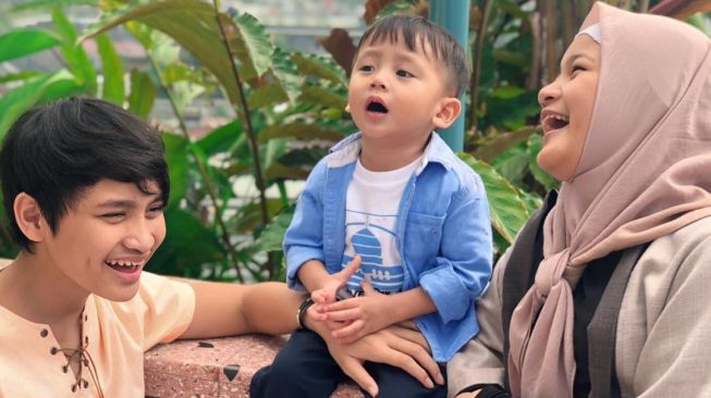 Ketiga anak Arie Untung dan Fenita Arie. [Instagram]