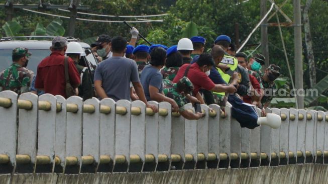 Proses rekonstruksi pembuangan korban laka lantas Nagreg dengan tersangka tiga oknum anggota TNI aktif, Kolonel P, Kopda DA dan Koptu AS di atas Jembatan Sungai Tajum, Desa Menganti, Kecamatan Rawalo, Kabupaten Banyumas, Senin (3/1/2022). [Suara.com/Anang Firmansyah]